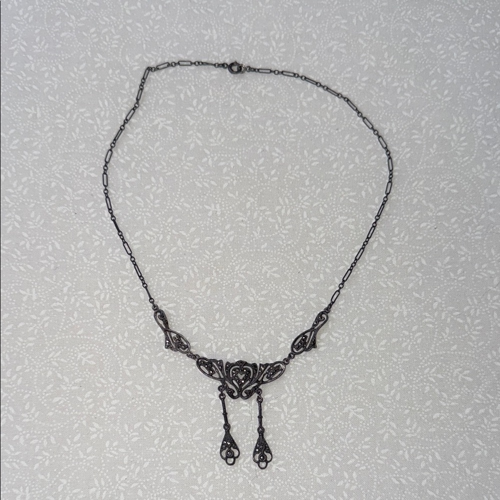 Sophisticated Silver Necklace with Minimalist Design‎